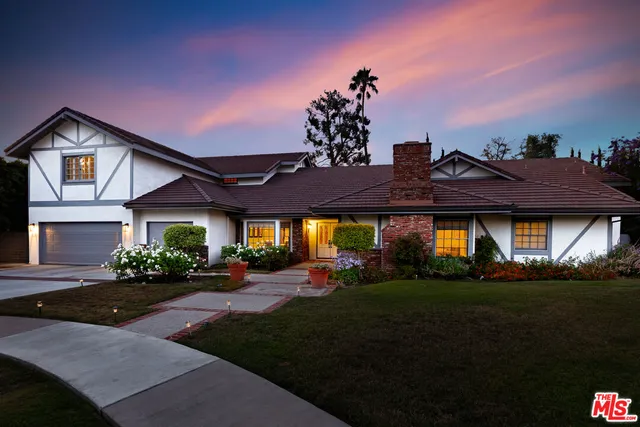 a view of house with garden
