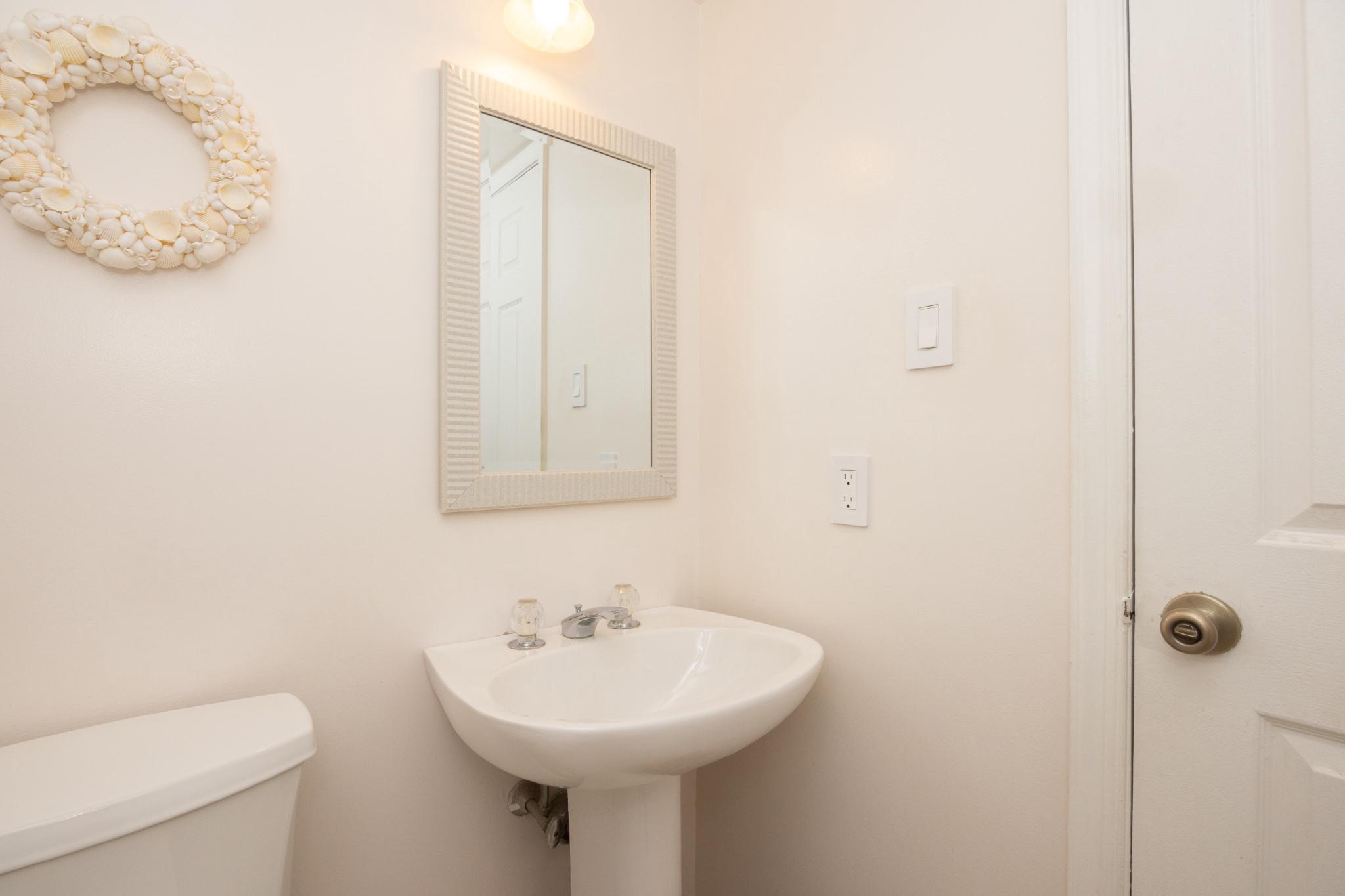 33 Skyview Way Newtown, PA 18940 - Photo 17 of 32 Charming coastal-inspired powder room Main level