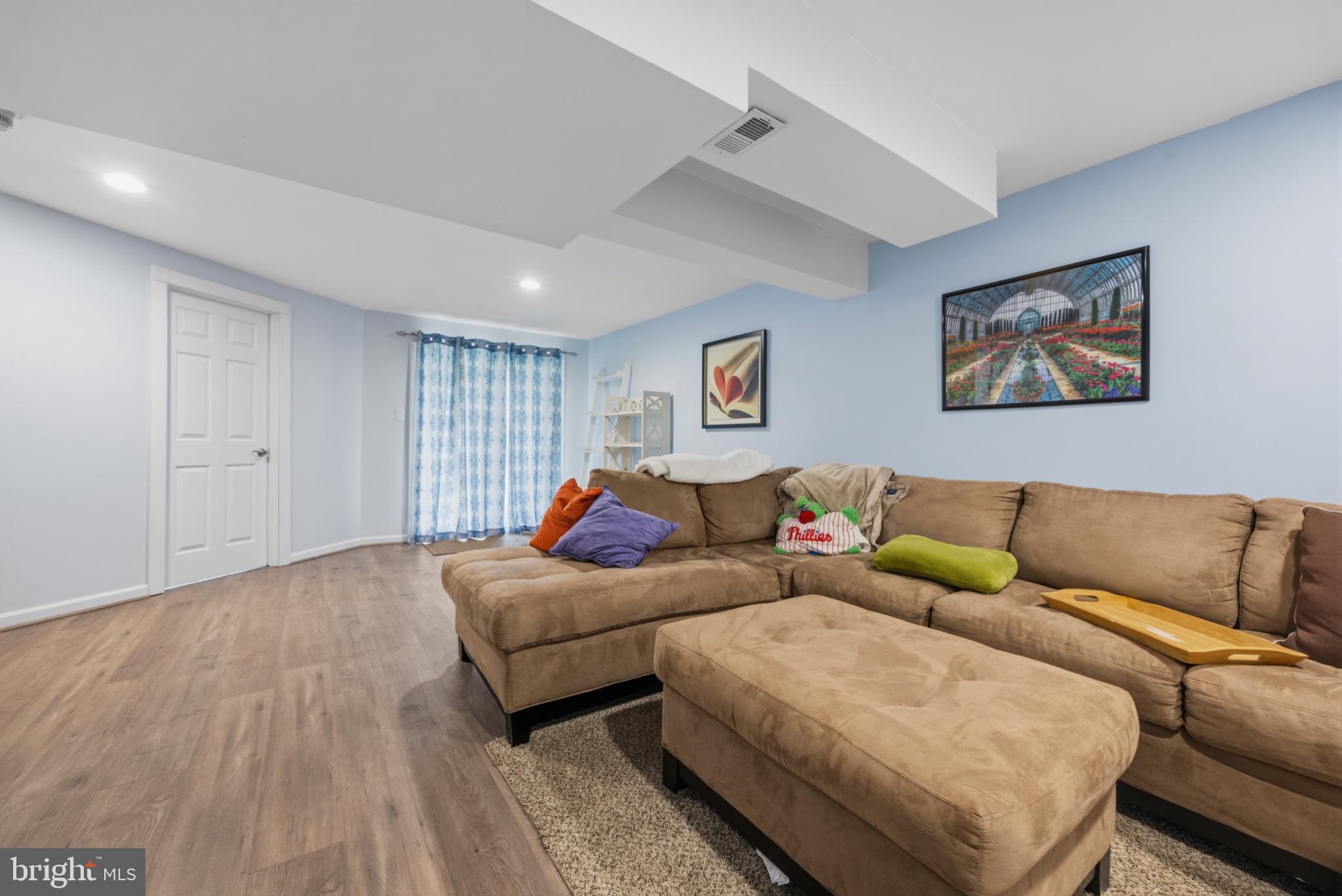 33 Skyview Way Newtown, PA 18940 - Photo 25 of 32 Spacious, inviting living area retreat.