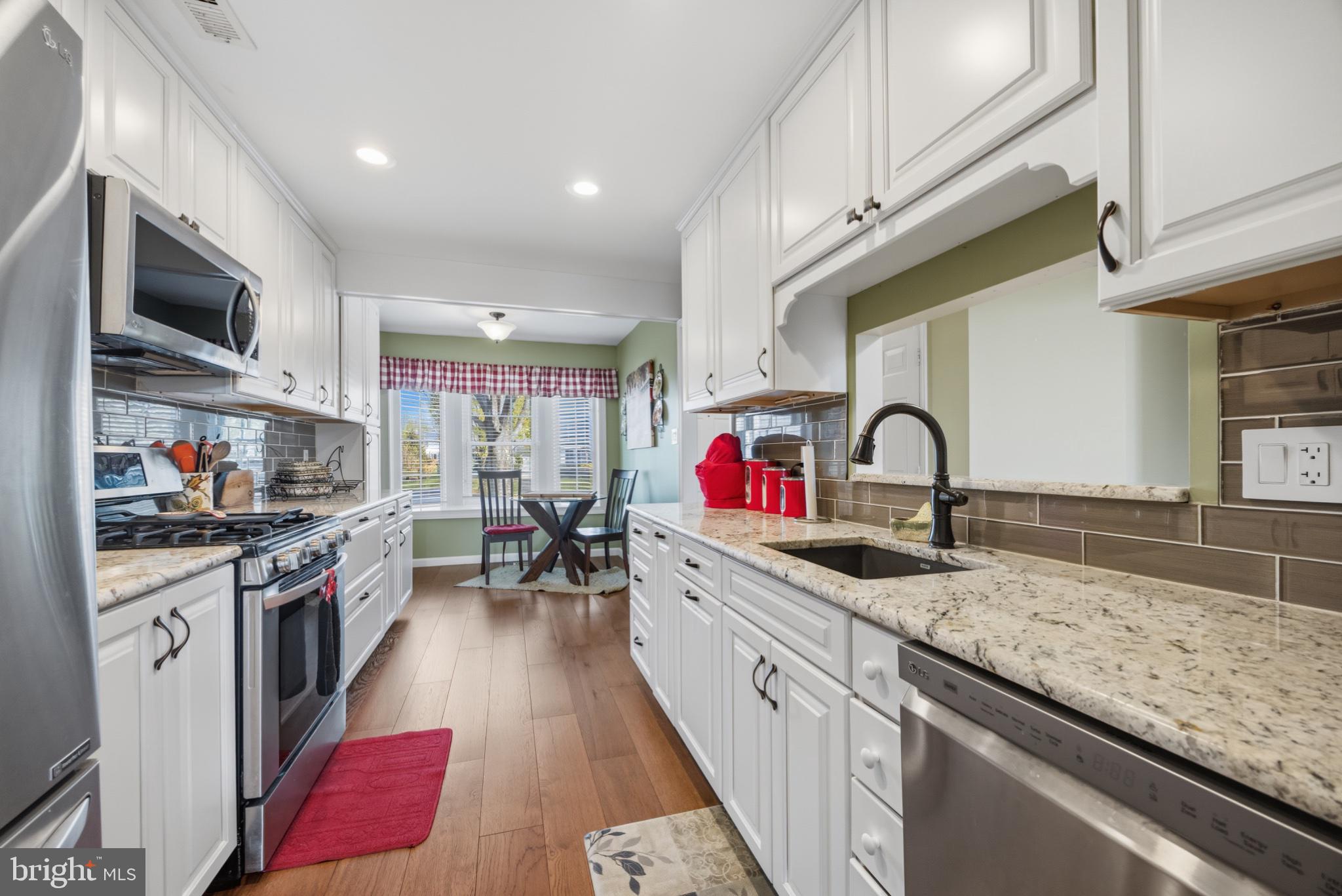33 Skyview Way Newtown, PA 18940 - Photo 6 of 32 Bright and inviting modern kitchen.