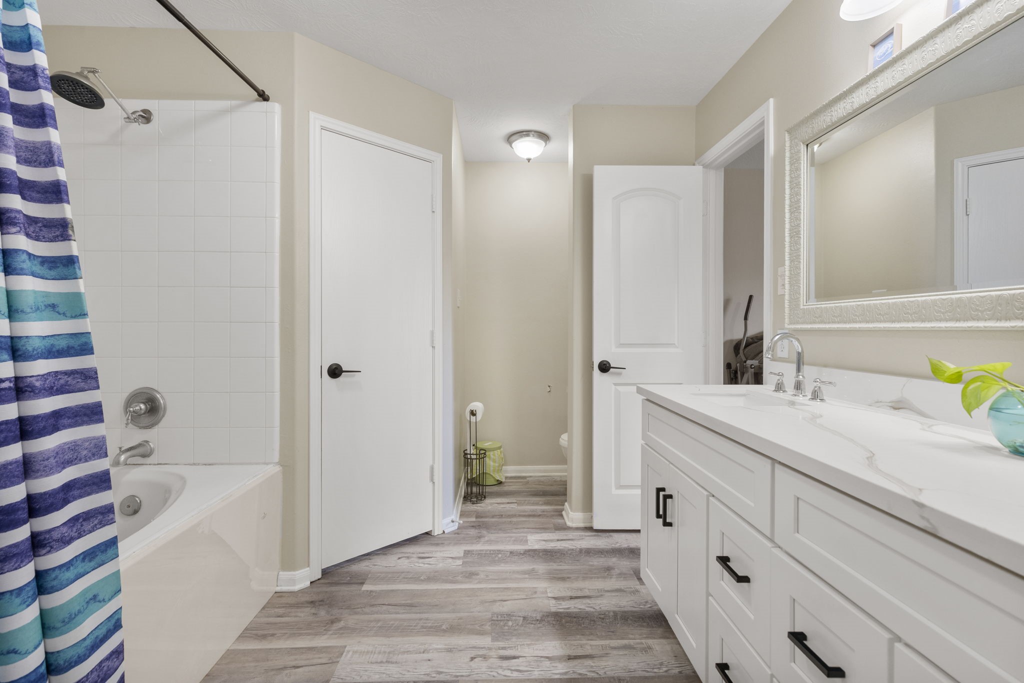 29106 Foxingham Circle Spring, TX 77386 - Photo 27 of 47 a bathroom with a sink a bathtub and a shower