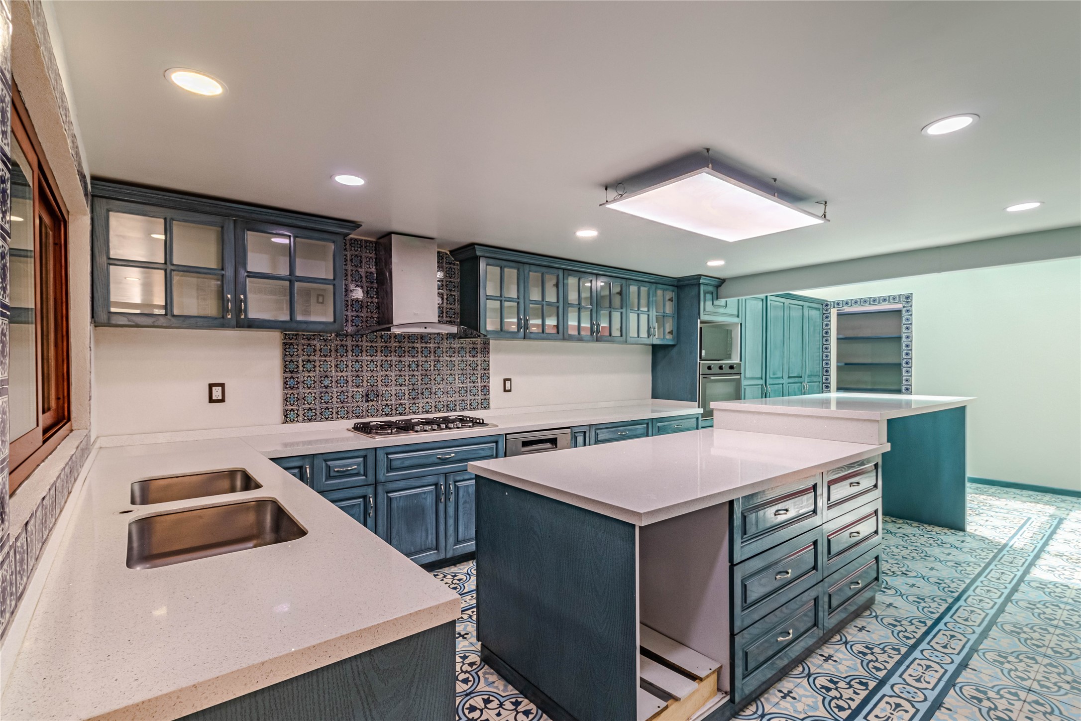 10 Cerrada Loma Nevada Remsenburg, NV 11960 - Photo 5 of 50 a kitchen that has a sink and a stove in it