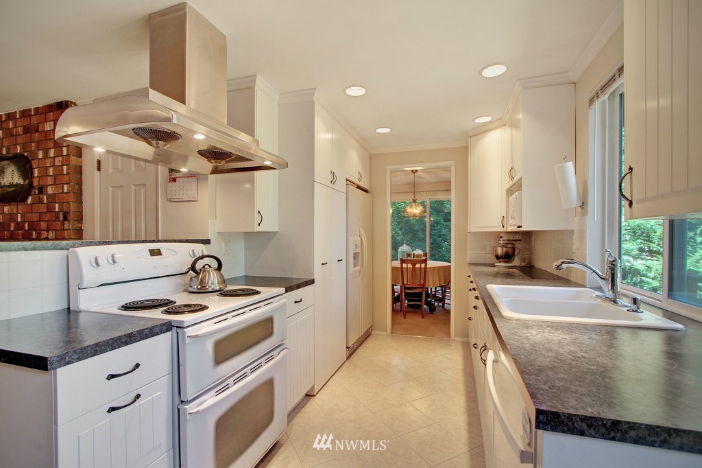 1113 200th Place Southeast Bothell, WA 98012 - Photo 4 of 17 Gallery Image 4