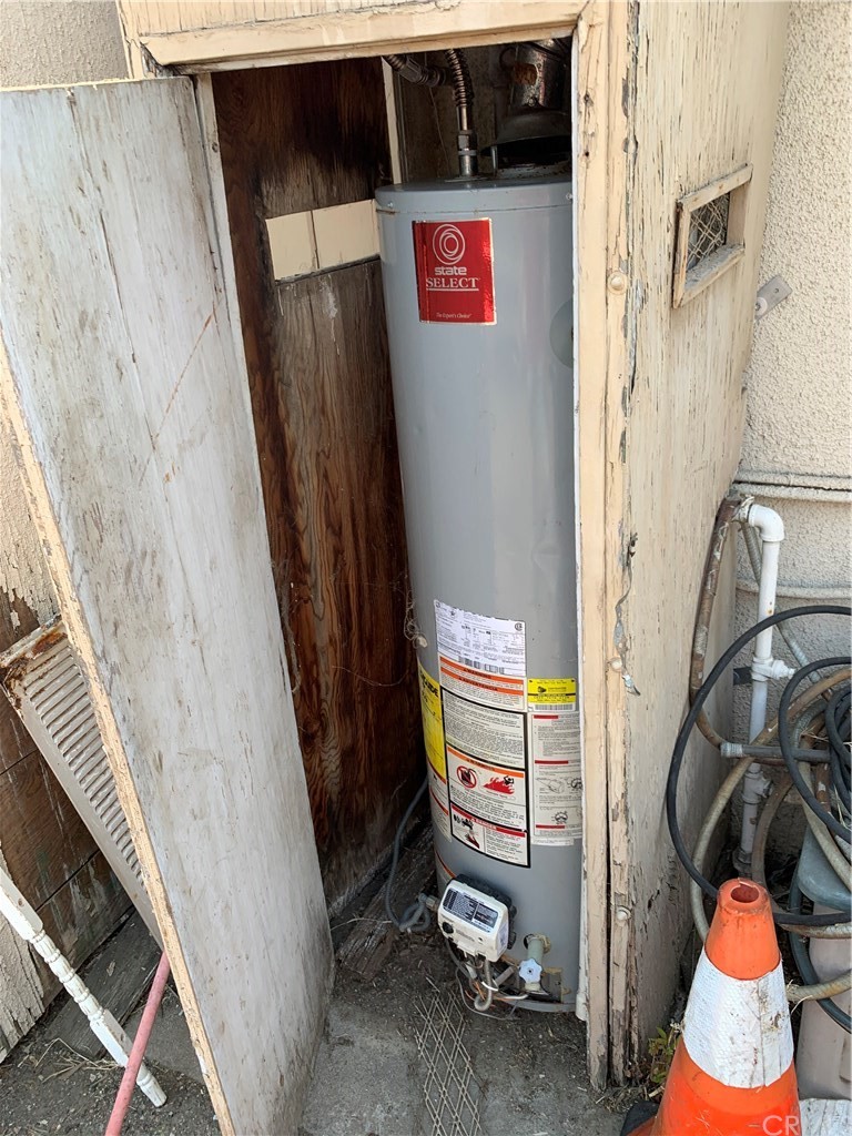 7771 Philbin Avenue Riverside, CA 92503 - Photo 10 of 30 a utility room with dryer and washer