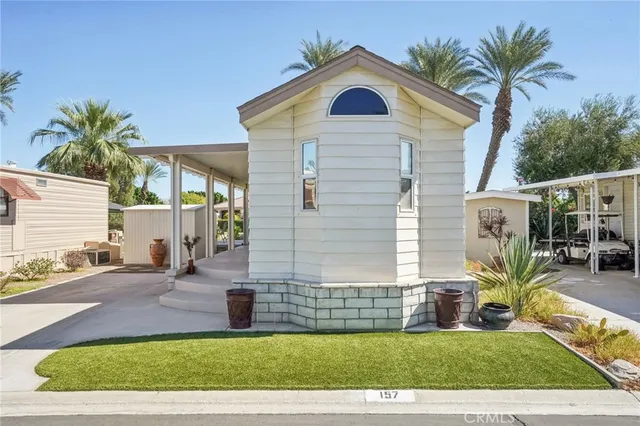 a view of a yard in front of house