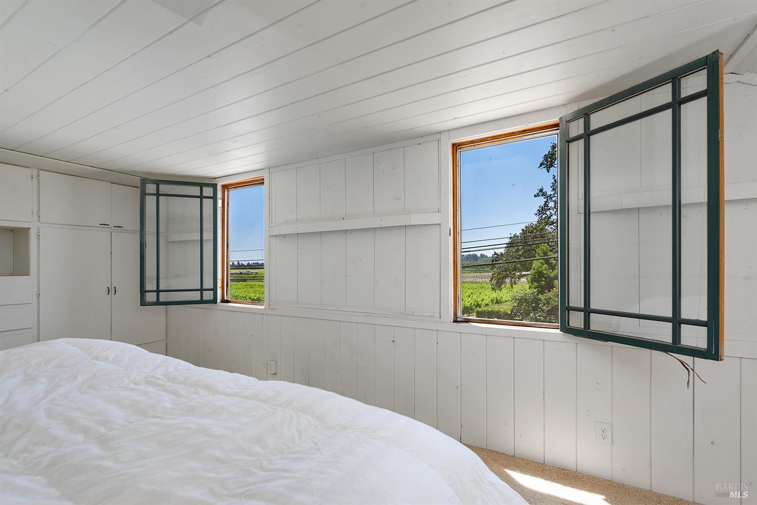 995 Dry Creek Road Healdsburg, CA 95448 - Photo 39 of 57 a bedroom with a bed and a window