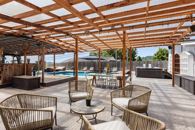 $1,970,000 | 995 Dry Creek Road, Healdsburg, CA 95448