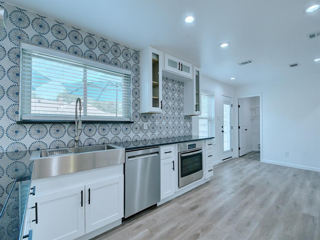 517 Yellowstone Drive Grapevine, TX 76051 - Photo 1 of 1 a kitchen with stainless steel appliances granite countertop a sink and a granite counter tops