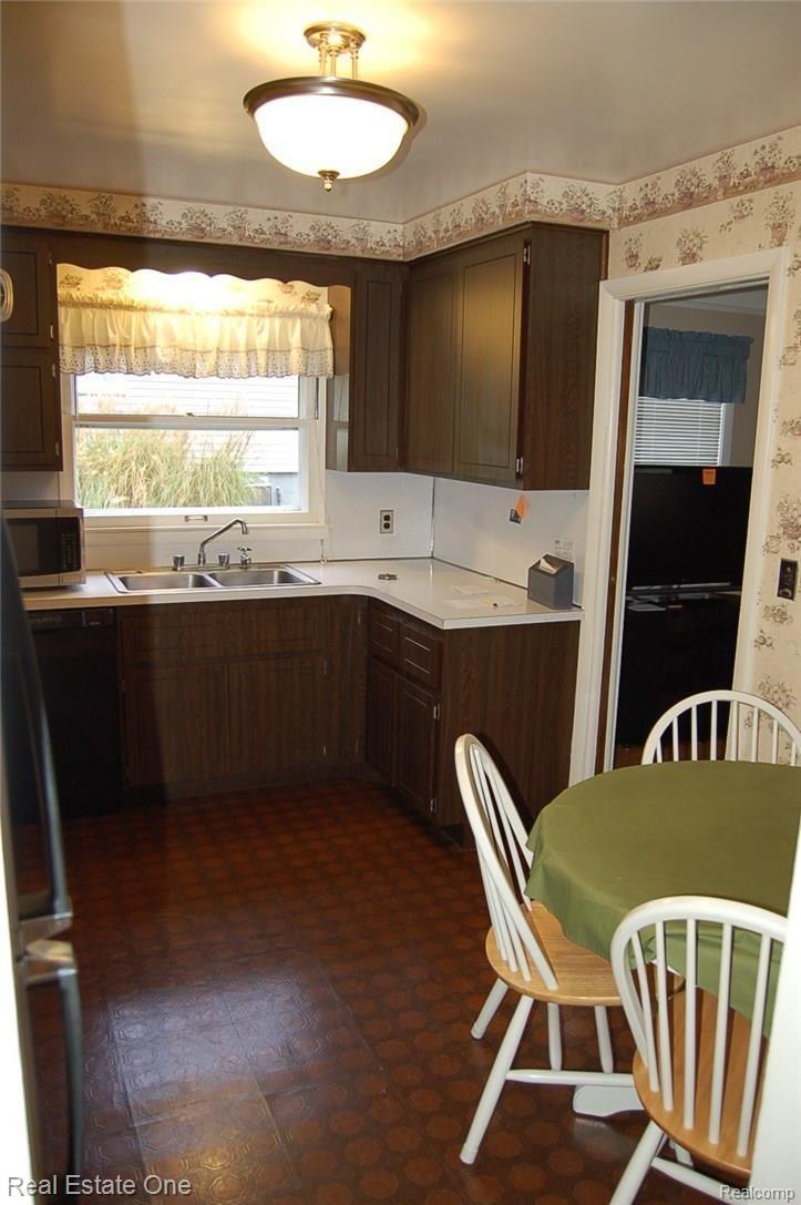 380 Dover Road Waterford, MI 48328 - Photo 13 of 21 380 Dover Rd 001.JPG