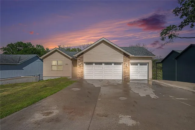 $394,999 | 4845 Northeast Antioch Road, Kansas City, MO 64119