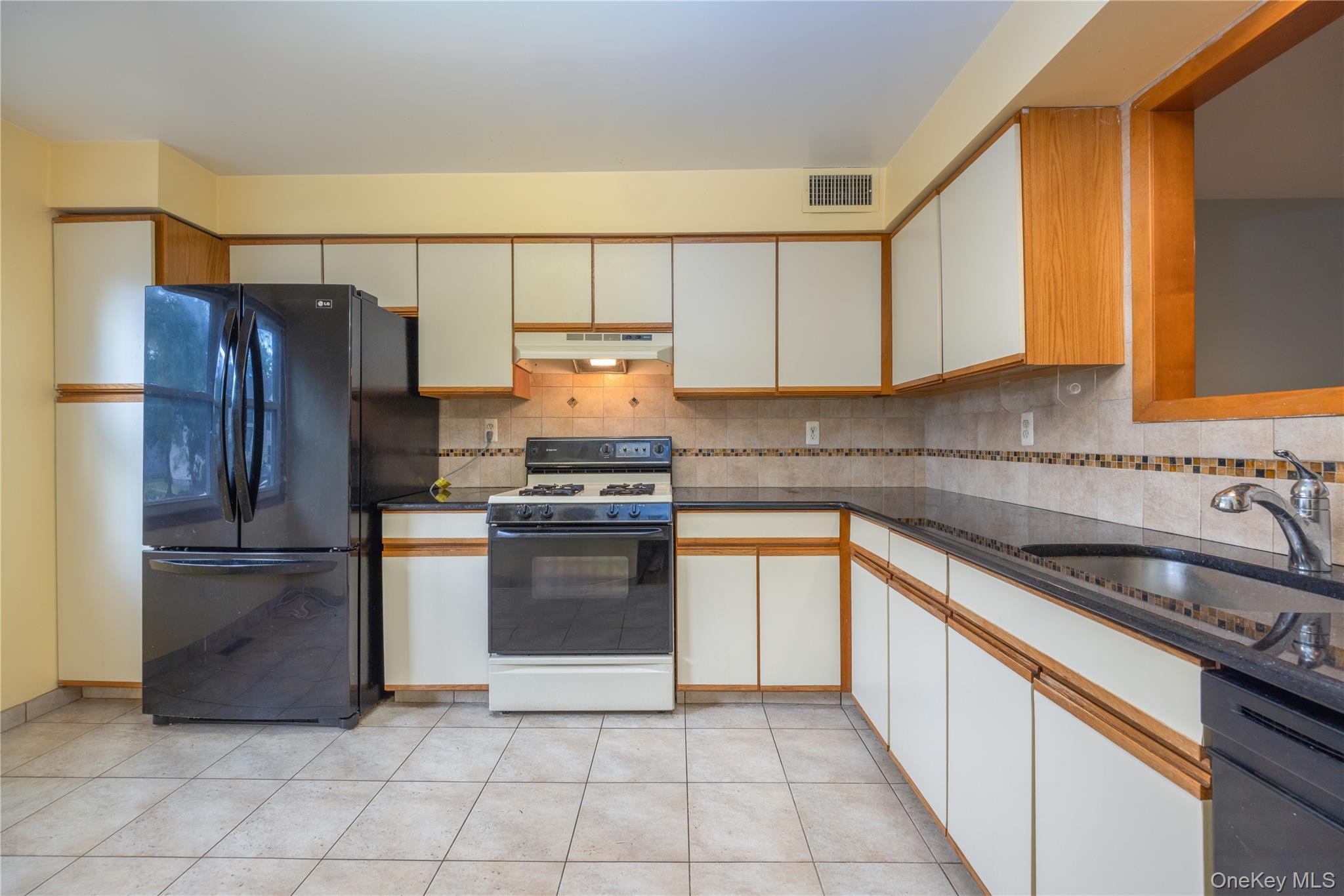 135 West Nyack Road, Unit 93 Nanuet, NY 10954 - Photo 4 of 17 Eat in kitchen Granite counter tops