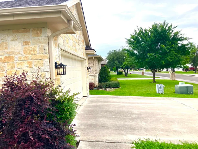 a view of road with house in background