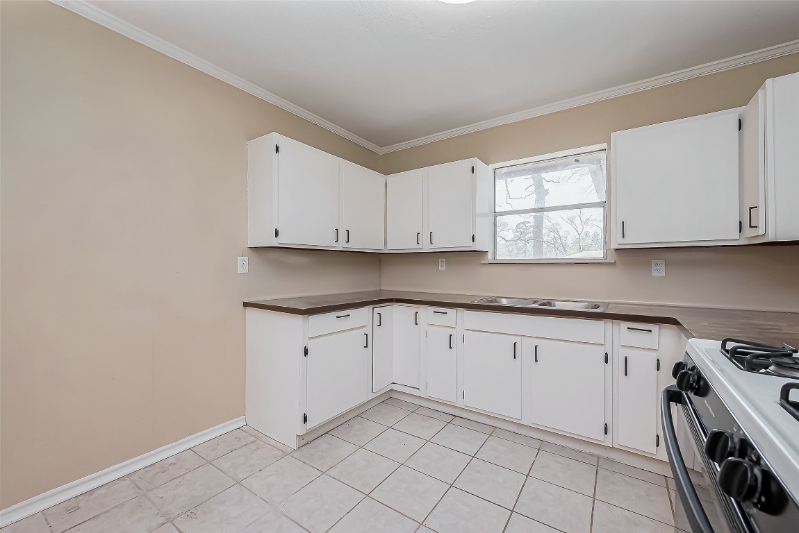 14 Veronica Lane Huntsville, TX 77340 - Photo 11 of 50 a kitchen with granite countertop white cabinets and white appliances