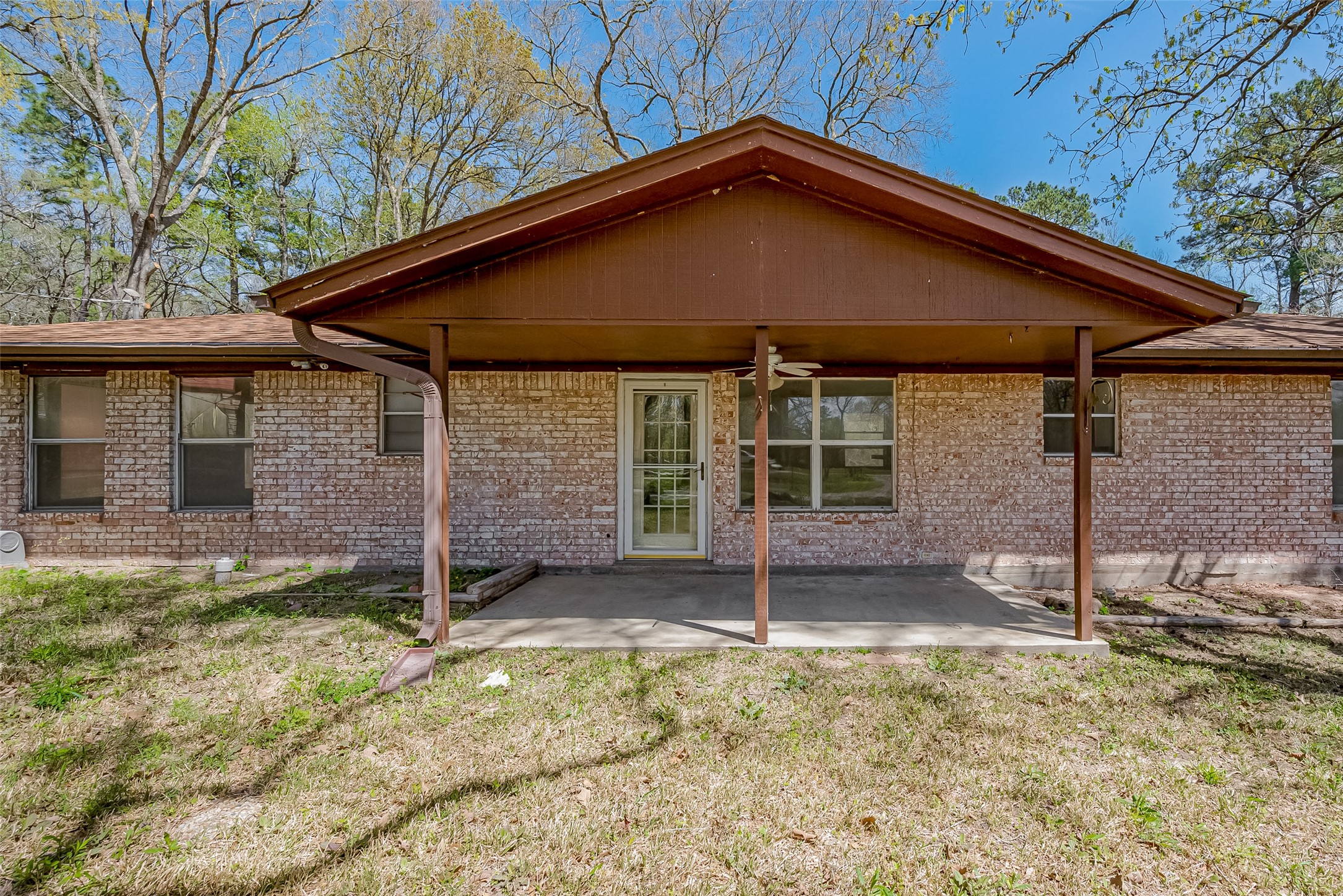 14 Veronica Lane Huntsville, TX 77340 - Photo 3 of 50 a front view of a house with a yard