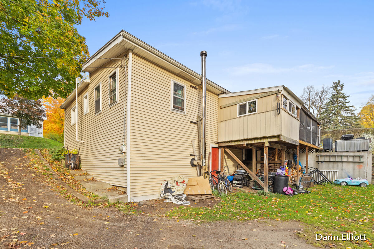 306 Rice Street Ionia, MI 48846 - Photo 2 of 40 IMG_1030 (1)