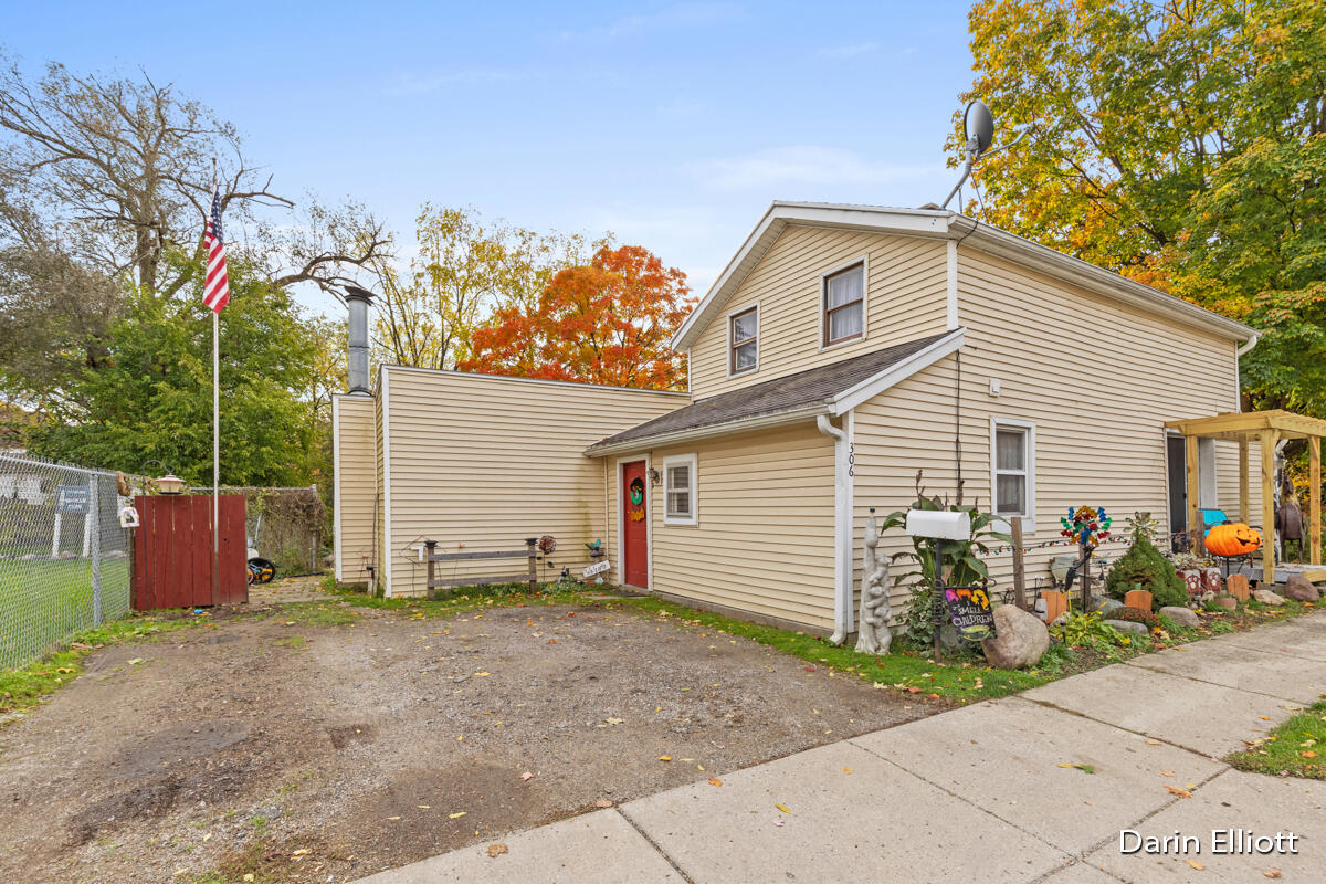 306 Rice Street Ionia, MI 48846 - Photo 3 of 40 IMG_1000 (2)