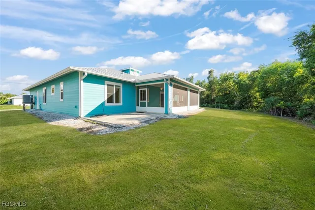 a view of a house with a backyard
