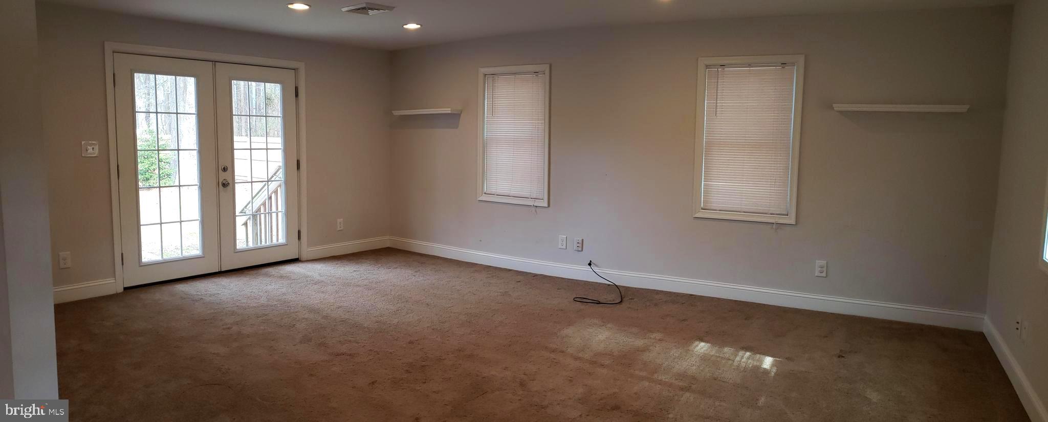 121 Talbot Road Stevensville, MD 21666 - Photo 4 of 12 Large livinbg room