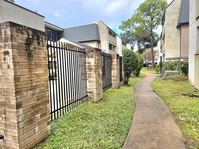 $89,900 | 8421 Hearth Drive, Unit 21, Houston, TX 77054