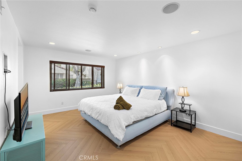 18 Navarre, Unit 133 Irvine, CA 92612 - Photo 12 of 32 a bedroom with a bed lamp and a large window