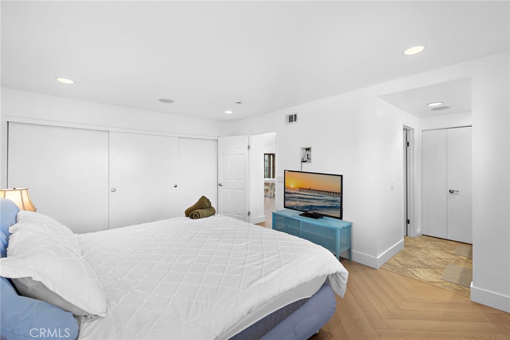 18 Navarre, Unit 133 Irvine, CA 92612 - Photo 15 of 32 a bedroom with a bed and a flat screen tv