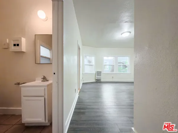 $1,600 | 504 South Rampart Boulevard, Unit 26, Los Angeles, CA 90057