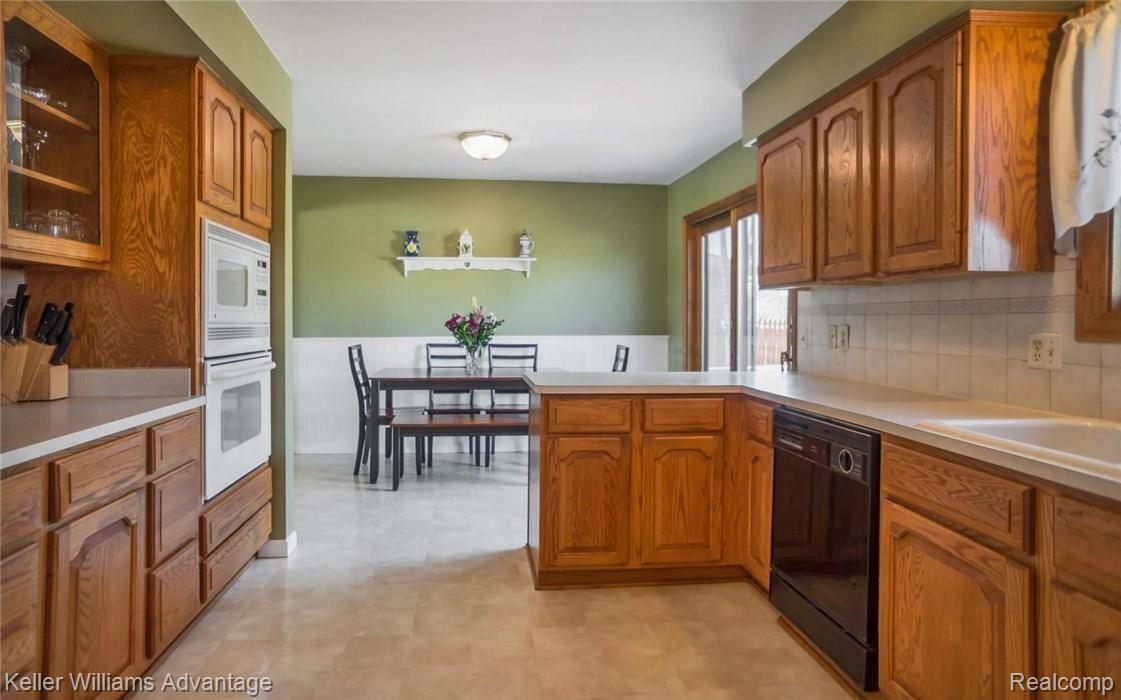 1053 Milverton Road Troy, MI 48083 - Photo 7 of 25 7-photo-web-1680x1050-157356.jpg