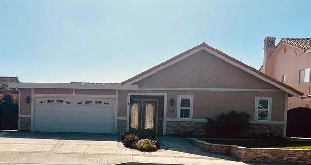 a view of a house with backyard