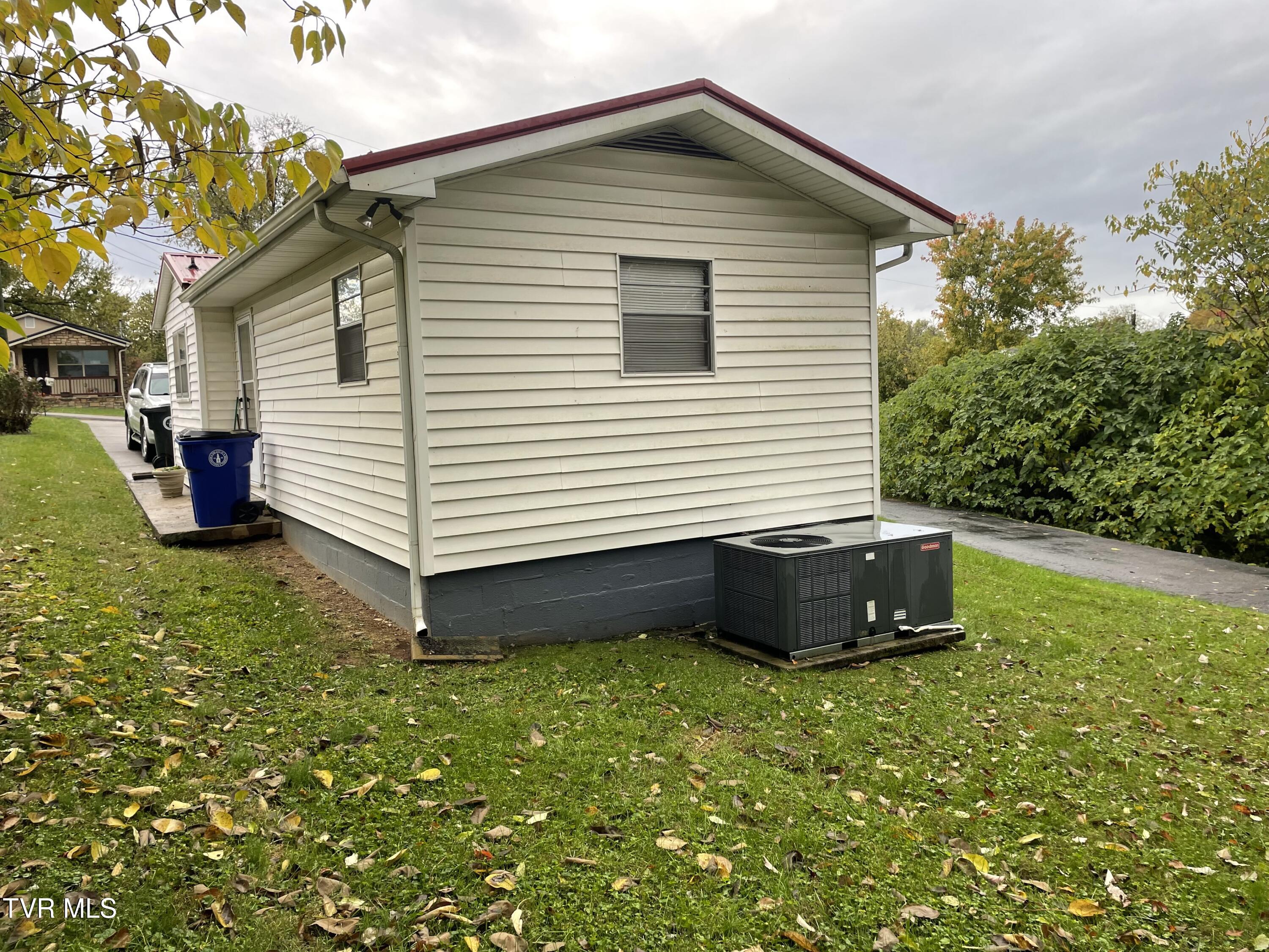 1139 Harrell Street Morristown, TN 37814 - Photo 4 of 18 IMG_8982