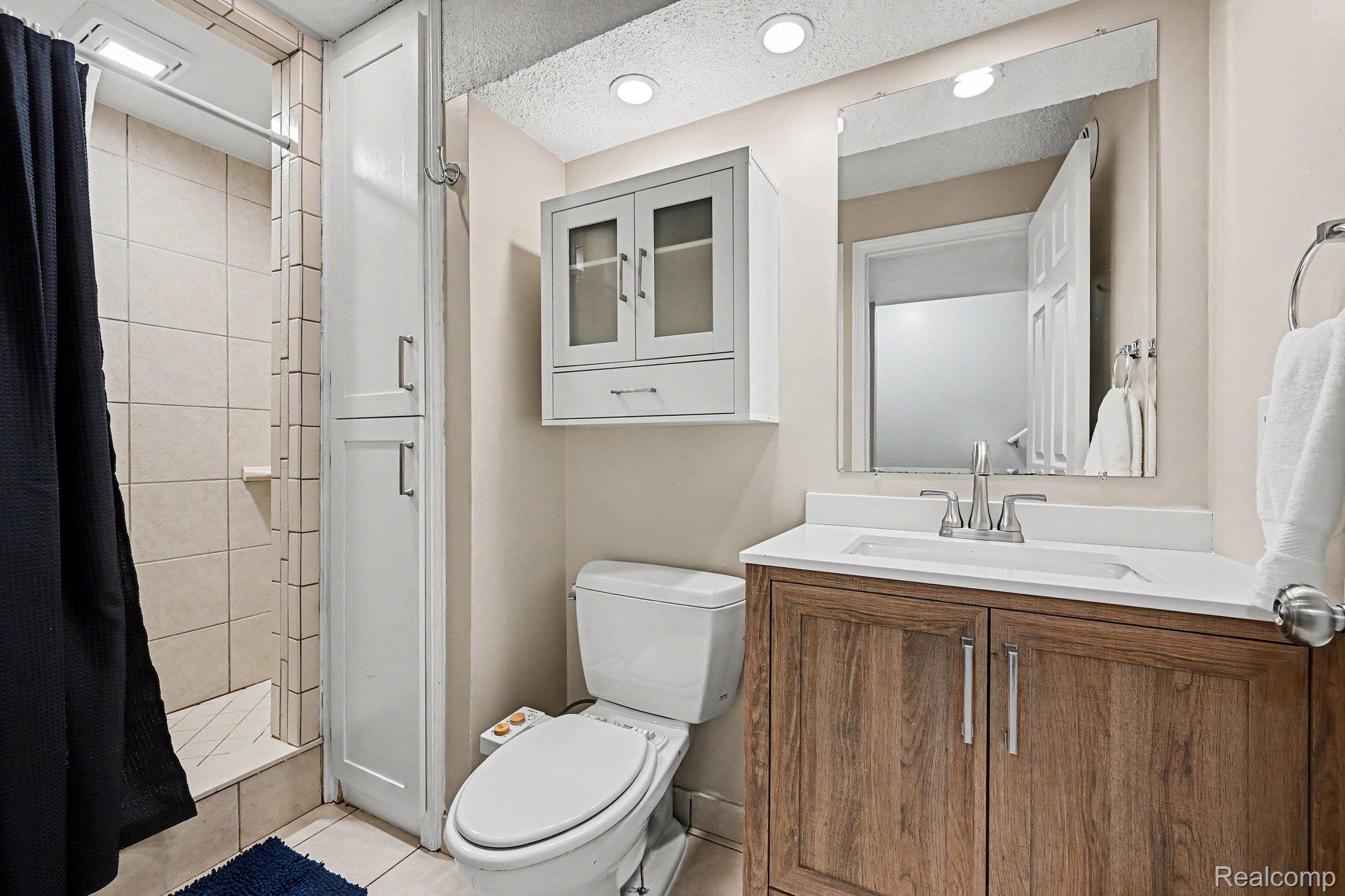 2104 Highfield Road Waterford, MI 48329 - Photo 20 of 38 Walk-in shower