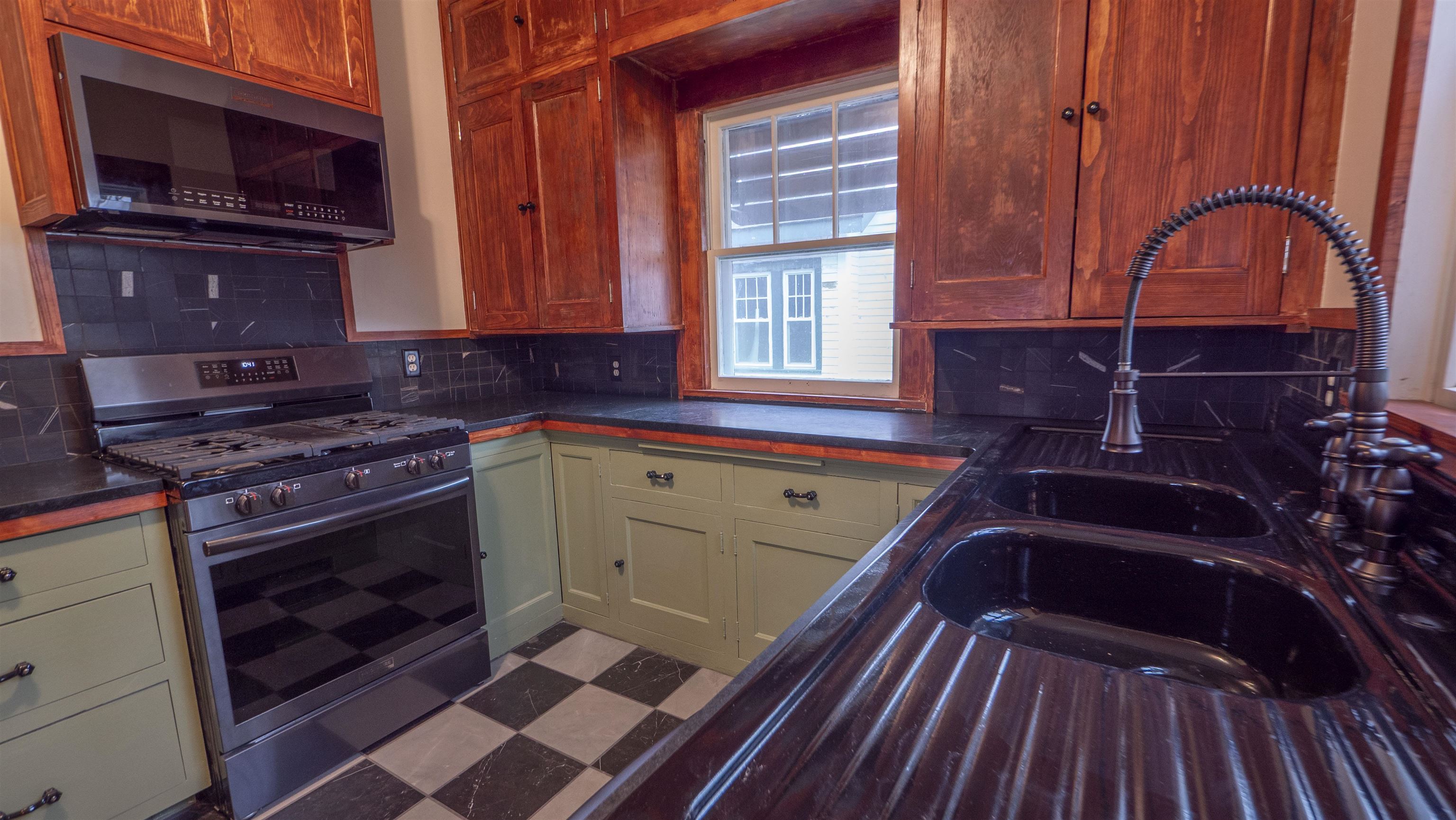 414 West Fulton Street Waupaca, WI 54981 - Photo 11 of 34