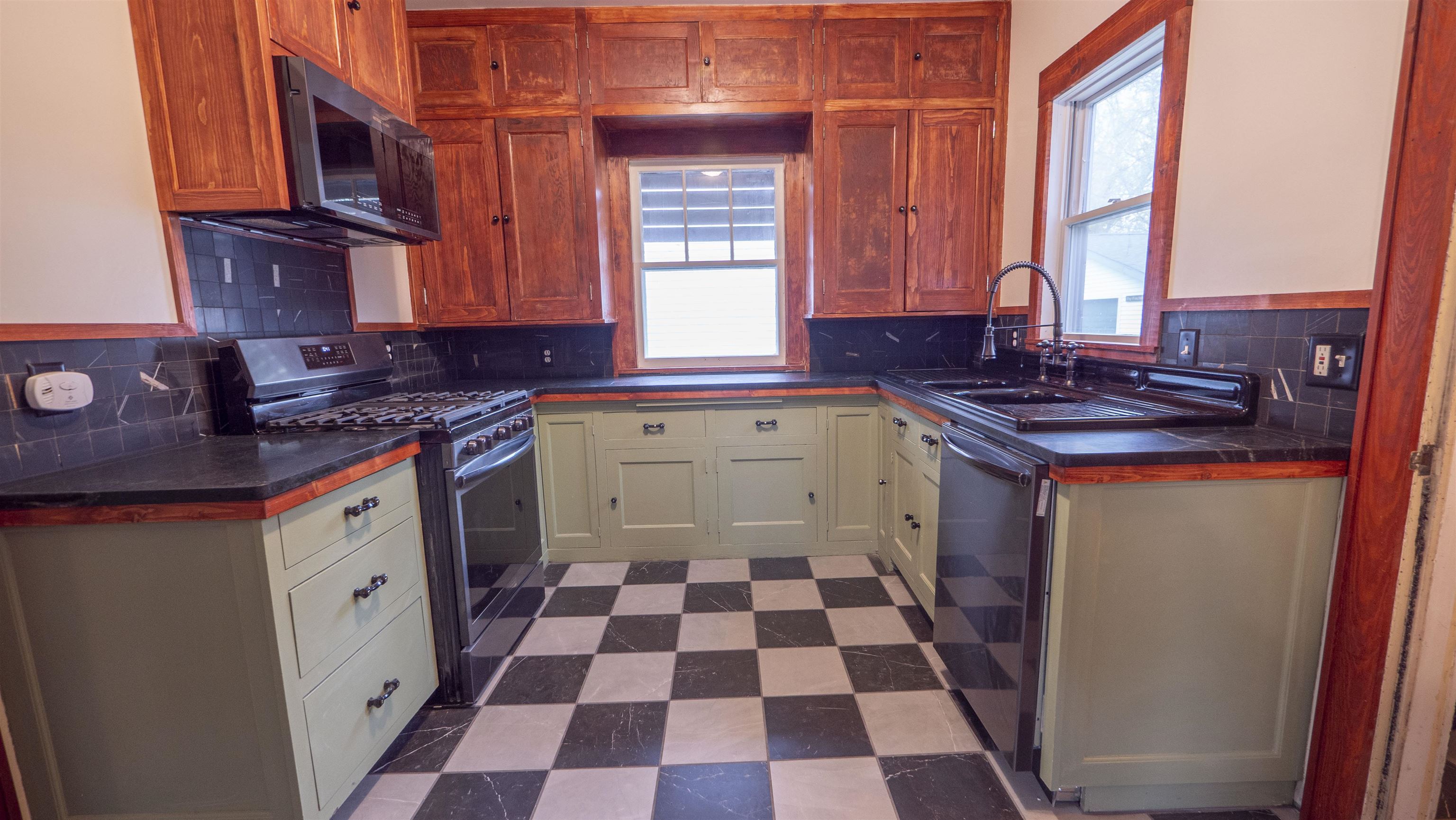 414 West Fulton Street Waupaca, WI 54981 - Photo 9 of 34