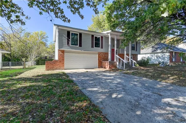 $215,000 | 942 Ridge Drive, Warrensburg, MO 64093