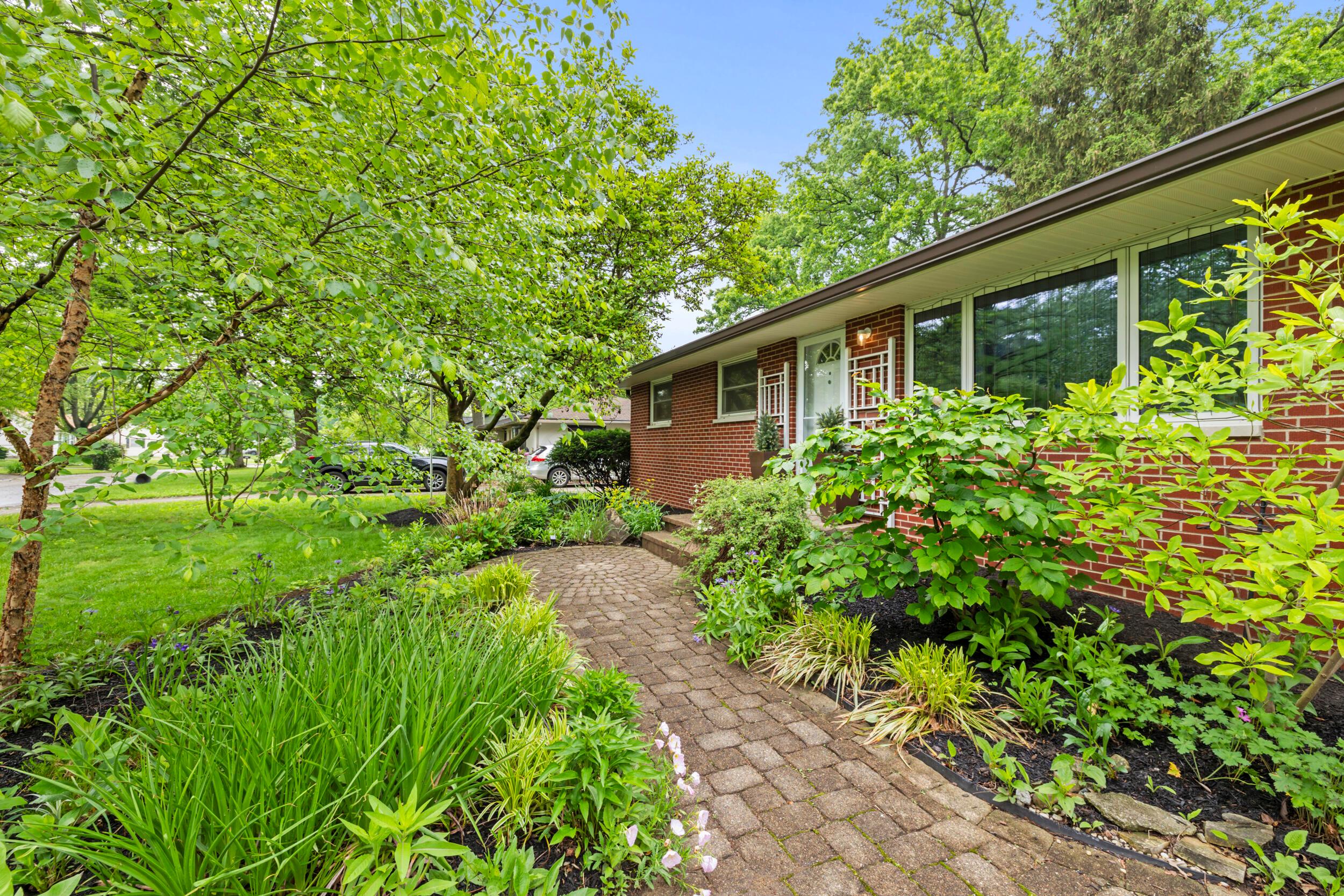 2629 Woodley Road Columbus, OH 43231 - Photo 4 of 32 4_front walk