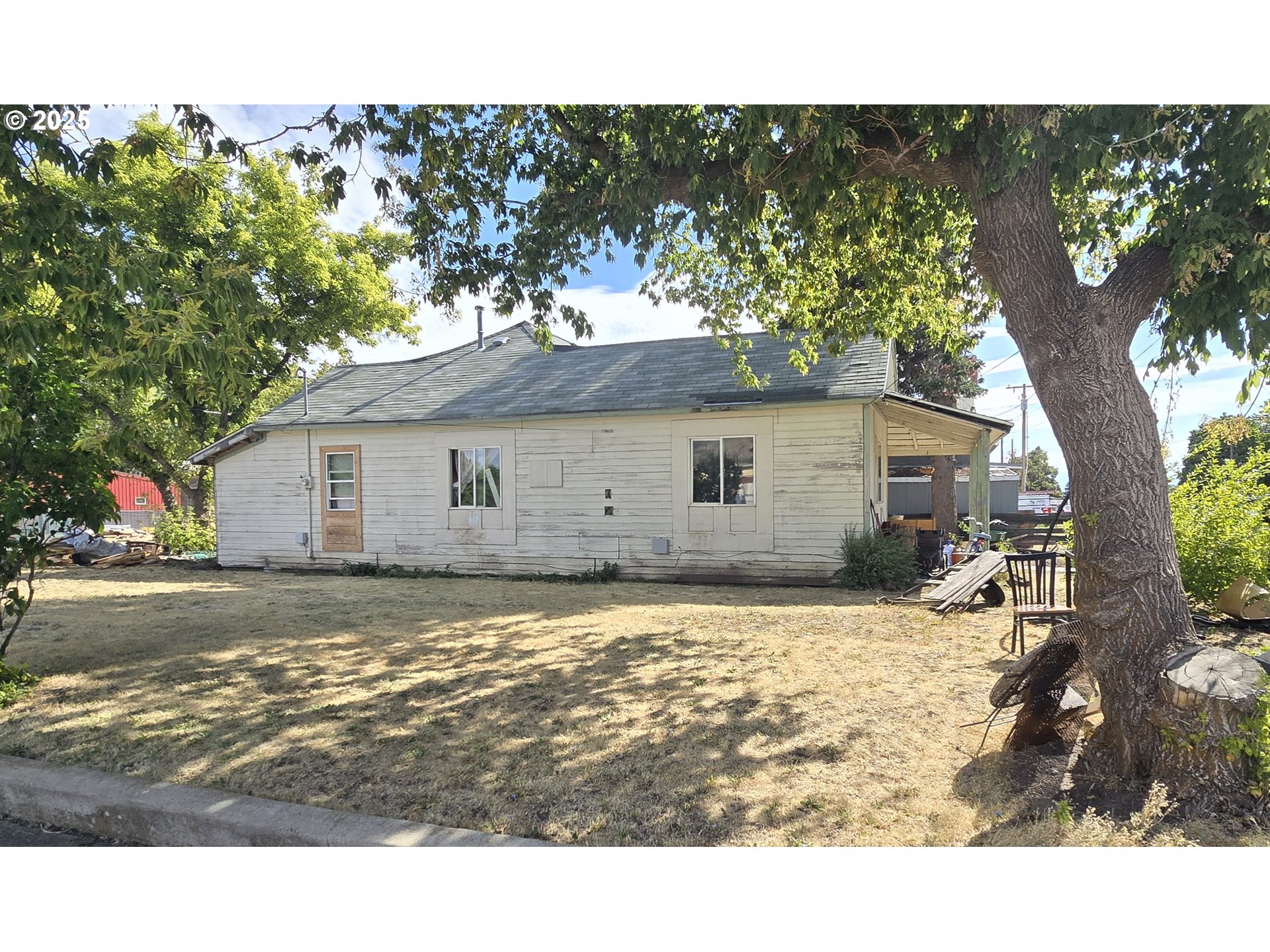 a view of a house with a yard