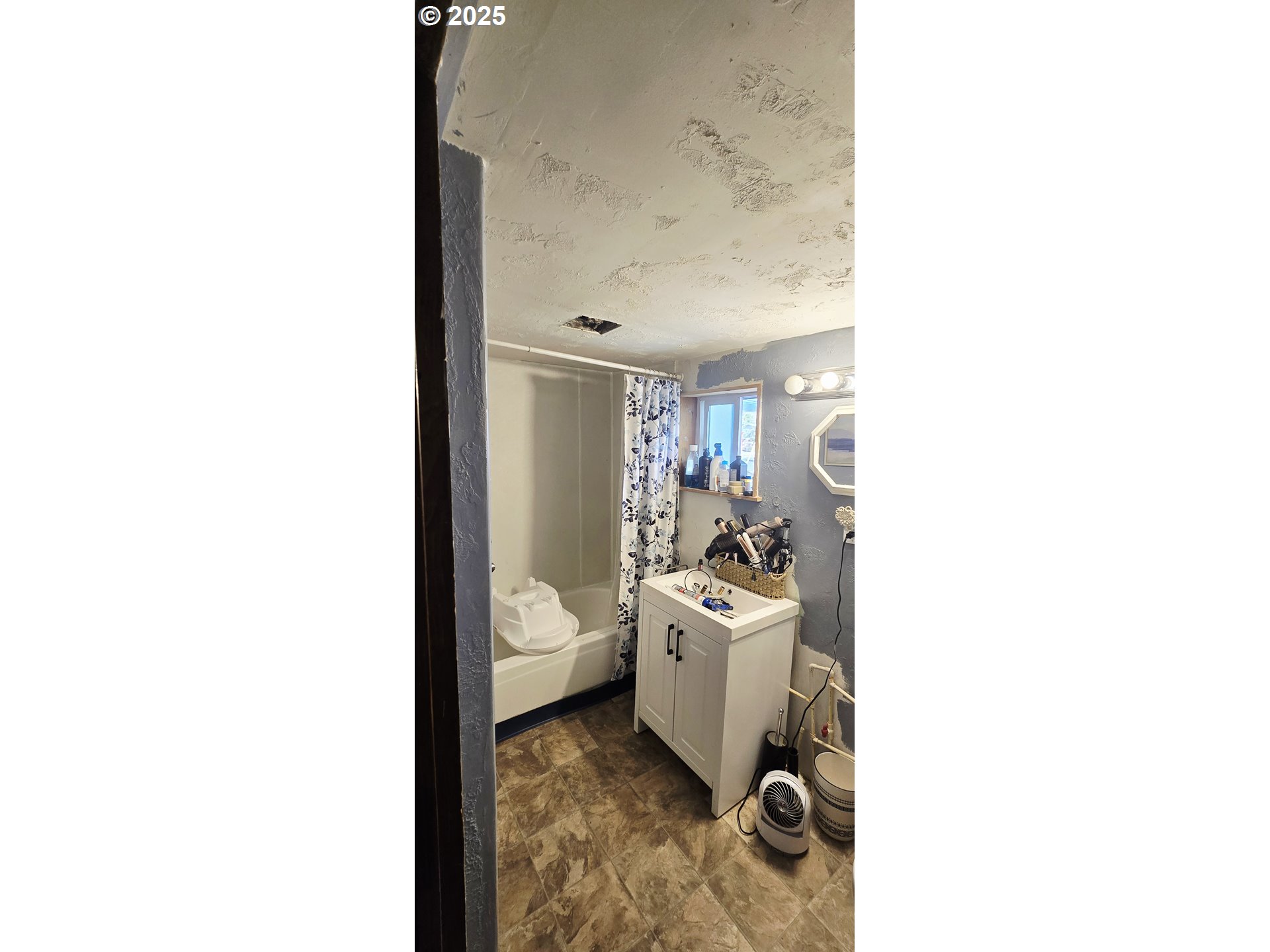 1503 R Avenue La Grande, OR 97850 - Photo 11 of 18 a bathroom with a sink a toilet and a bathtub