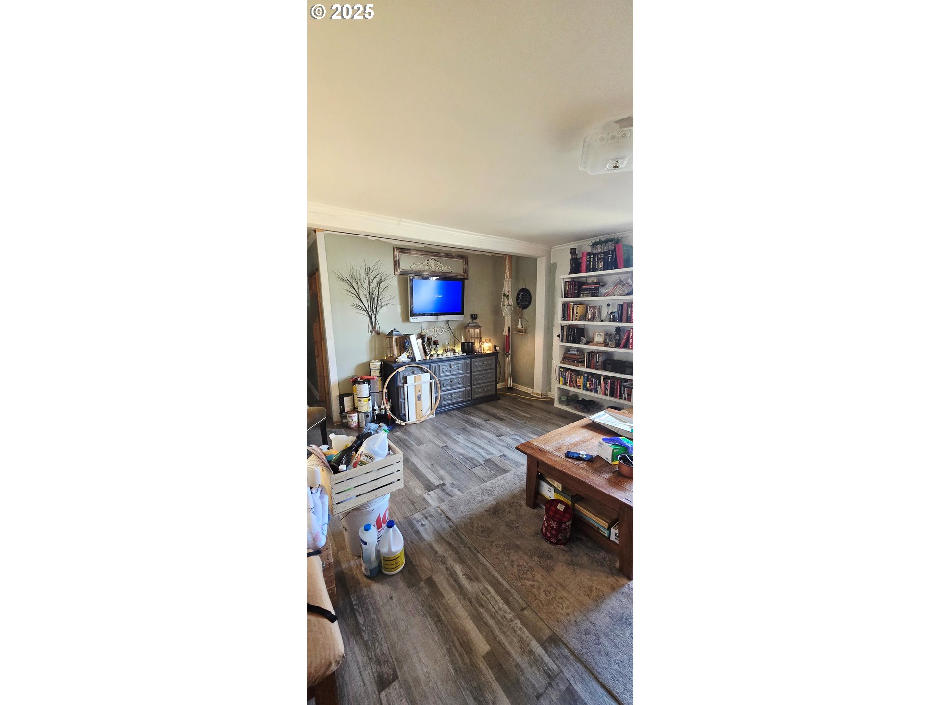 1503 R Avenue La Grande, OR 97850 - Photo 4 of 18 a living room with furniture and a flat screen tv