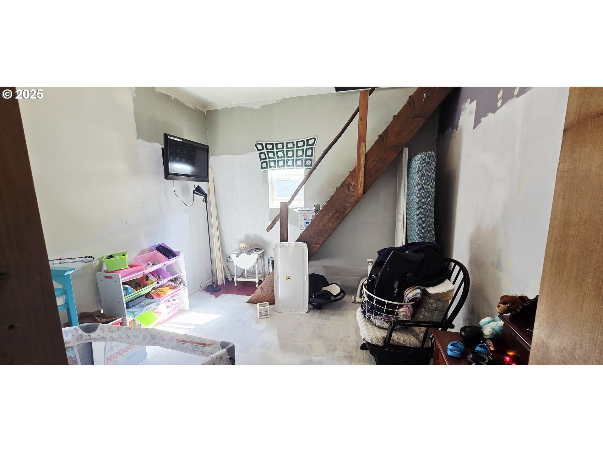 1503 R Avenue La Grande, OR 97850 - Photo 8 of 18 a view of entryway and workspace