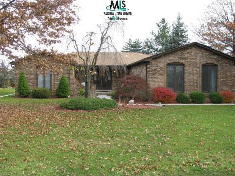 2845 Sandhurst Rochester, MI 48307 - Photo 1 of 12 470160.JPG