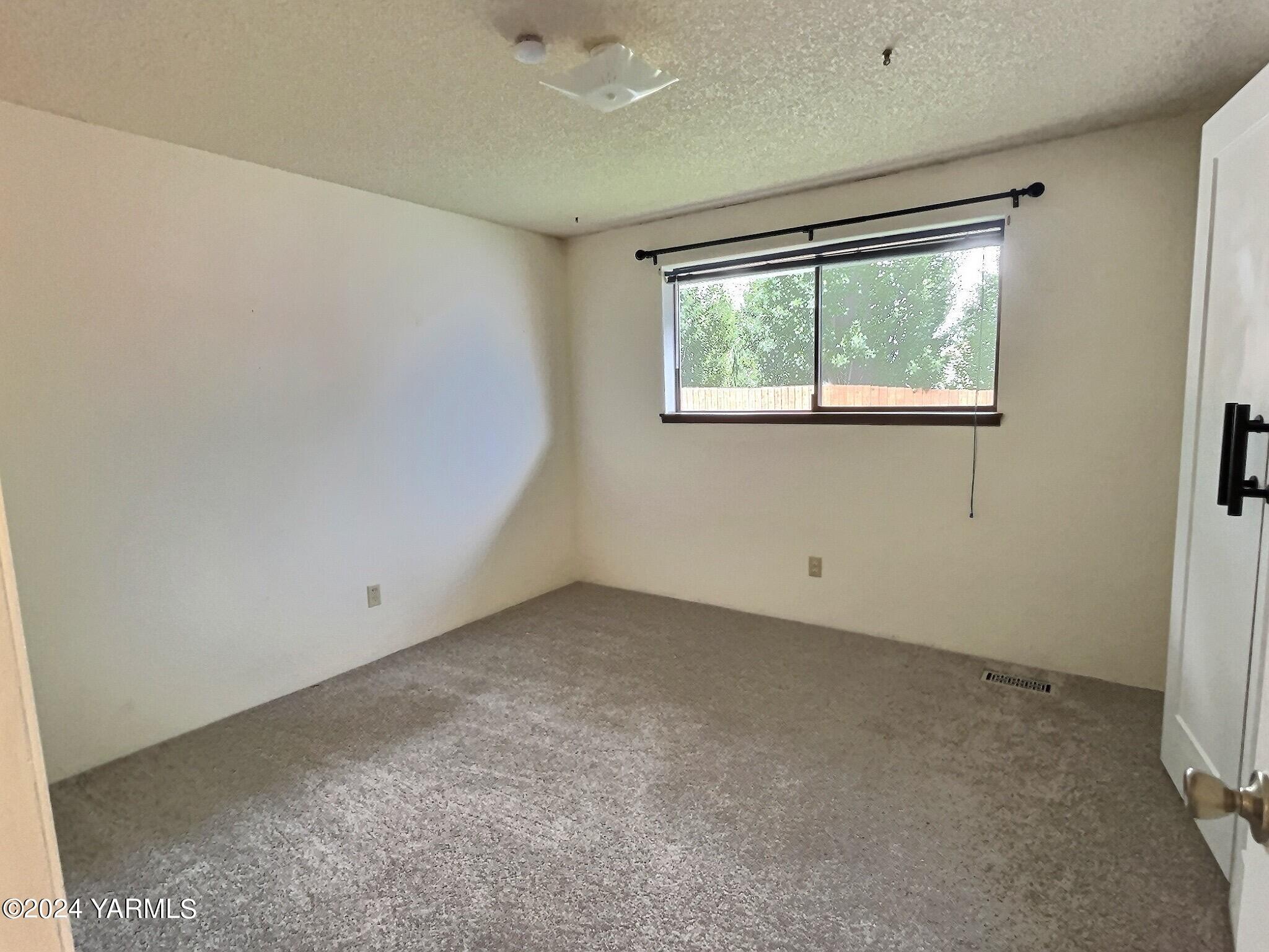 408 Wyant Way Grandview, WA 98930 - Photo 26 of 46 IMG_5655