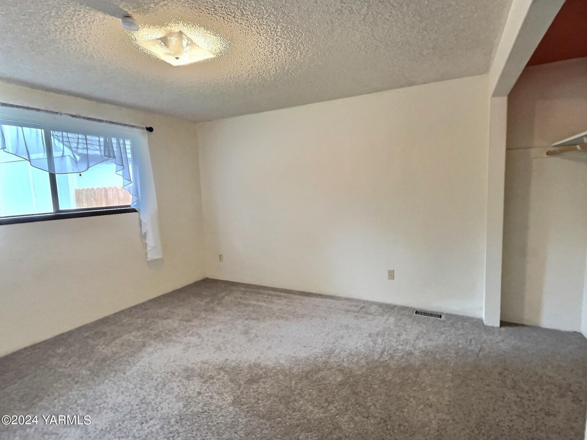 408 Wyant Way Grandview, WA 98930 - Photo 31 of 46 an empty room with a window