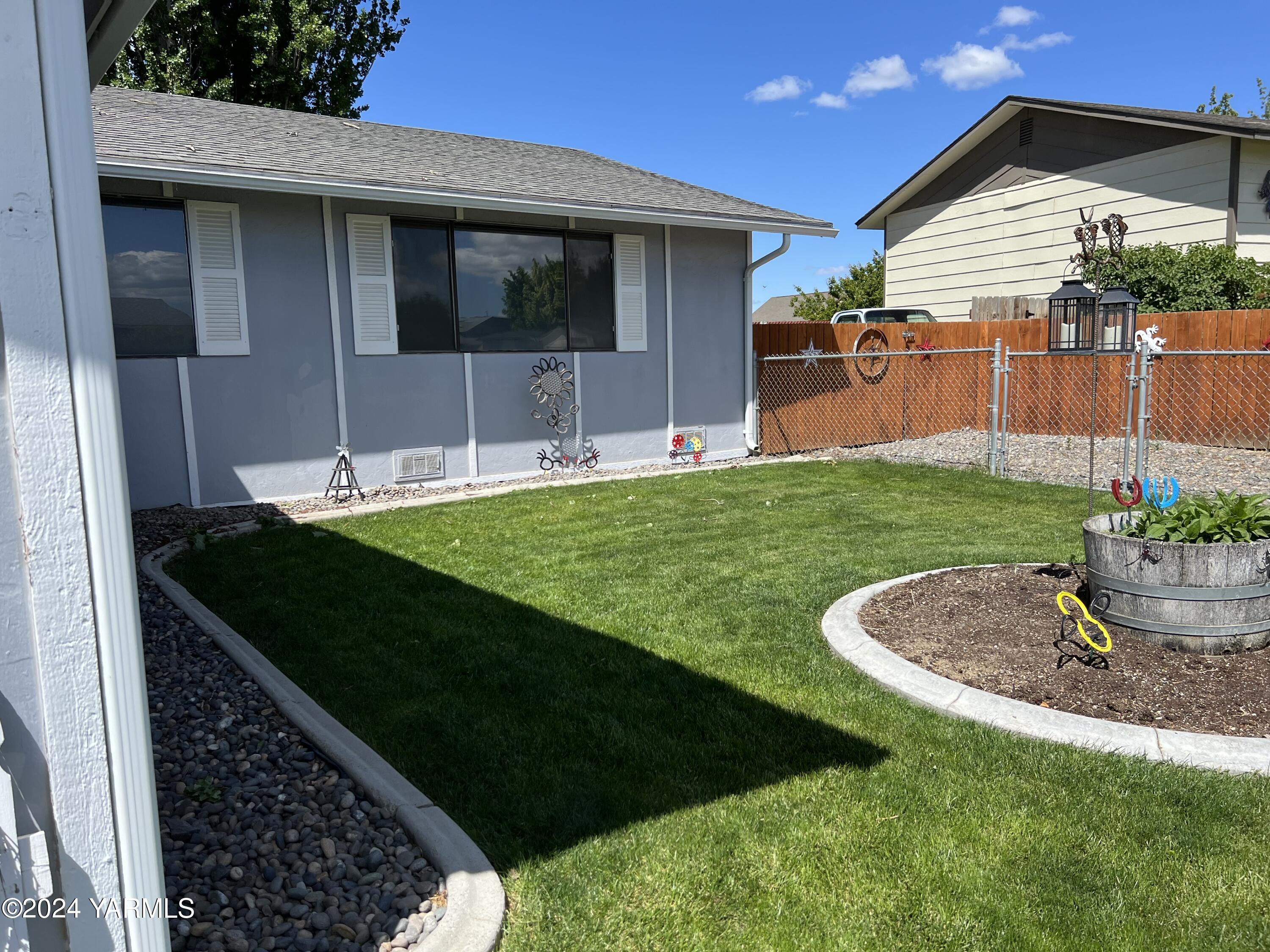 408 Wyant Way Grandview, WA 98930 - Photo 44 of 46 a front view of a house with a yard