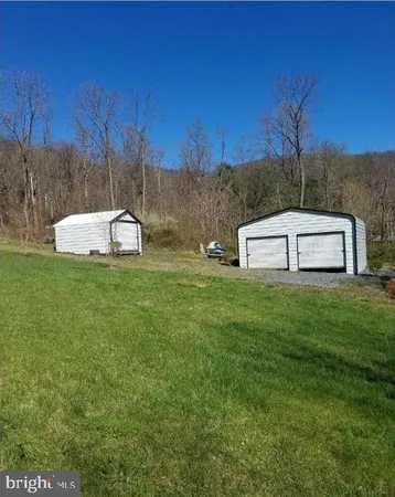 a view of a back yard