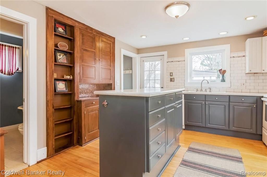 630 West University Drive Rochester, MI 48307 - Photo 5 of 32