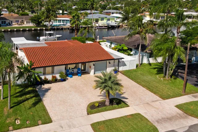 a view of entryway wooden floor and front door