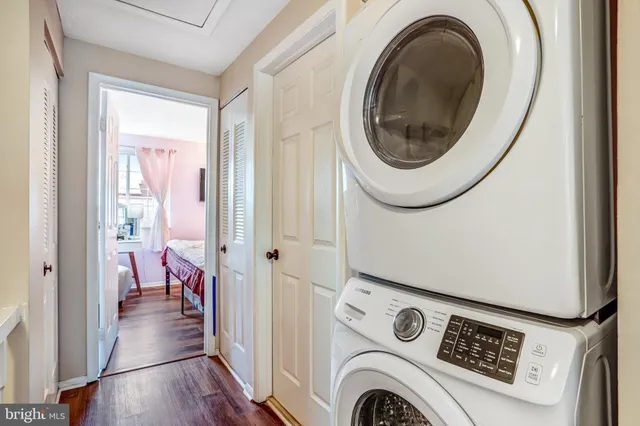 a view of entryway with washer and dryer