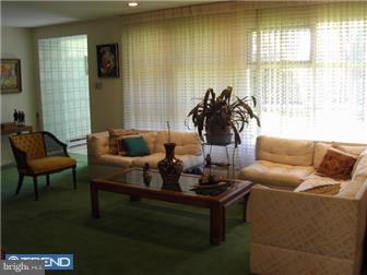 9231 Laramie Road Philadelphia, PA 19115 - Photo 3 of 9 Living Room