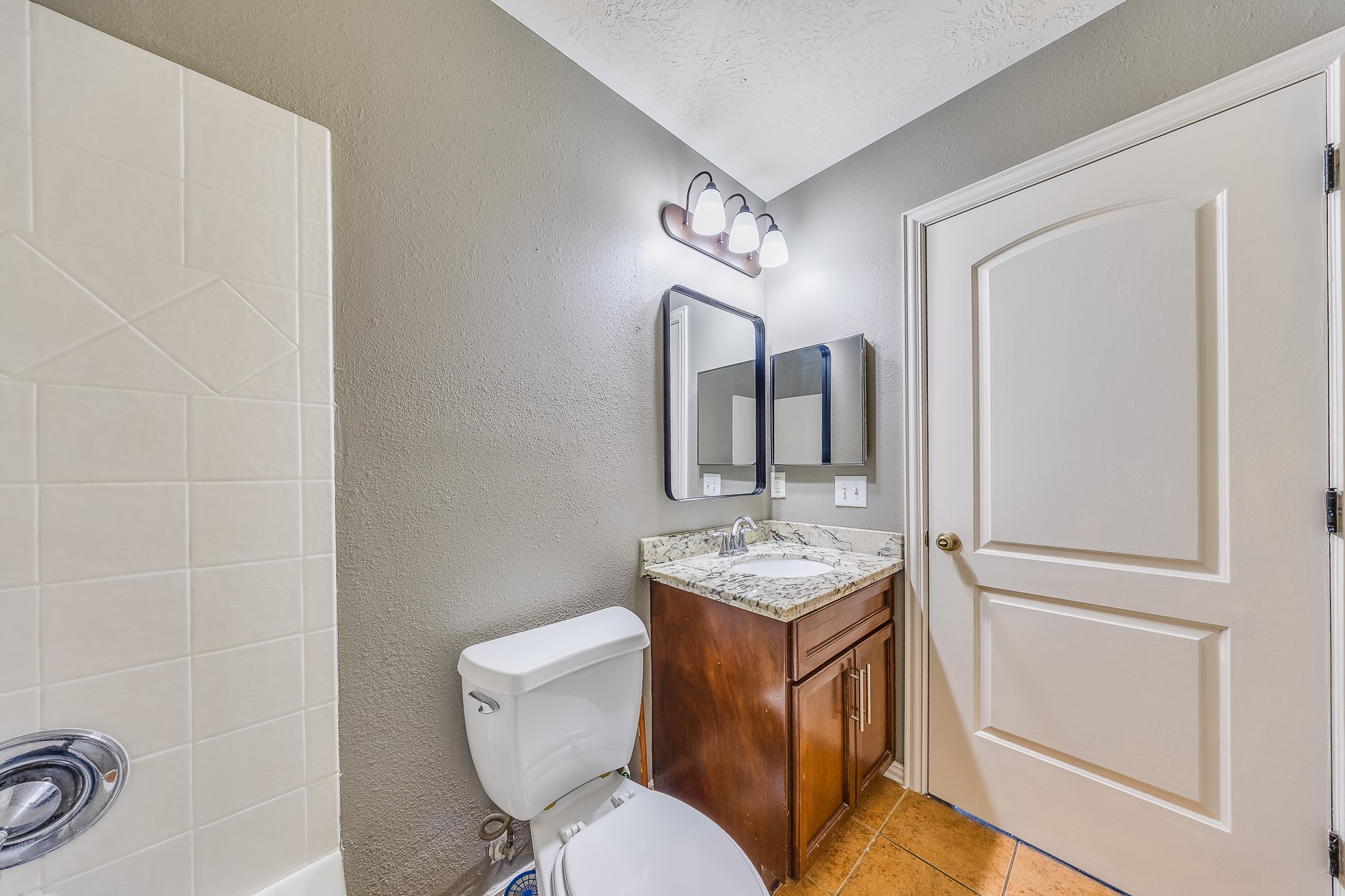 21927 Octavia Way Houston, TX 77073 - Photo 4 of 28 Clean, well-appointed bathroom with modern finishes, ample lighting, and a comfortable layout designed for everyday convenience.