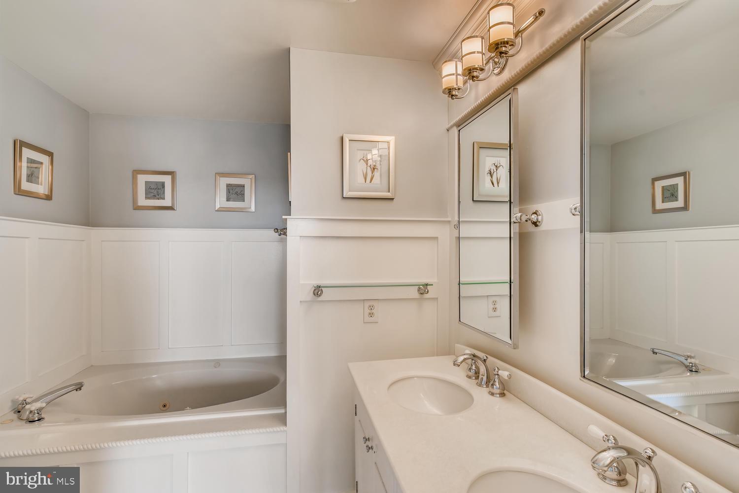 100 Harborview Drive, Unit 612 Baltimore, MD 21230 - Photo 11 of 41 Master Bathroom w/Jetted Tub/Separte Shower