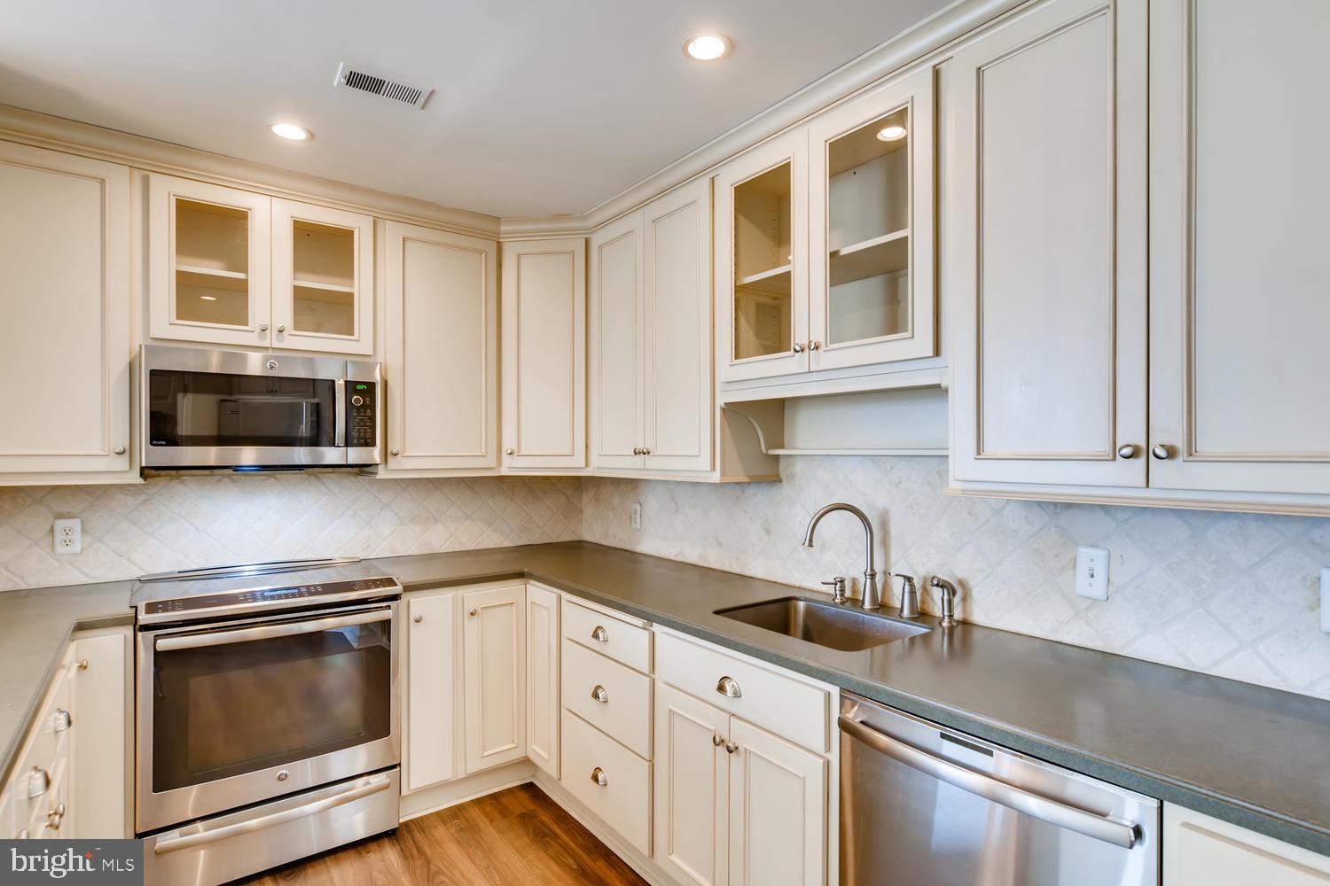 100 Harborview Drive, Unit 612 Baltimore, MD 21230 - Photo 16 of 41 Ample Cabinet Space w/Maple Glass Front Cabinets